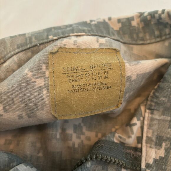 Military Combat Uniform Camo size small - Picture 3 of 8